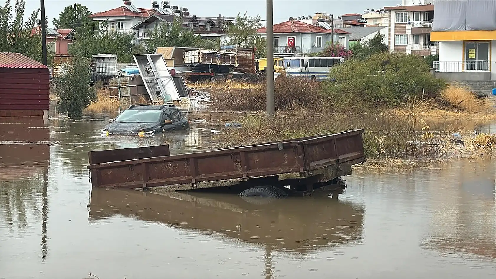 Ortaca'da şiddetli yağış sonrası araçlar su altında kaldı