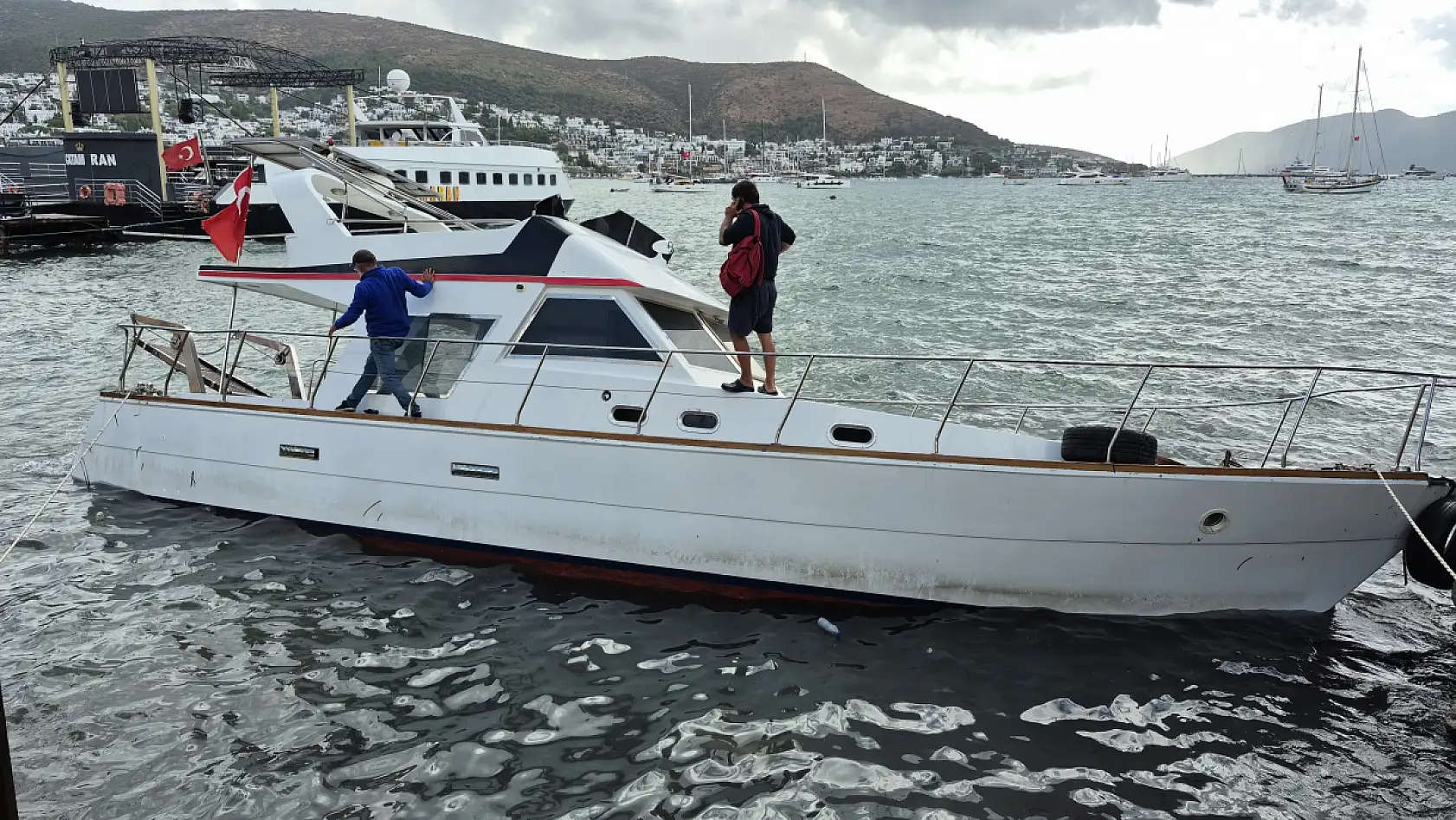 Bodrum'da ahşap tekne kıyıya vurdu