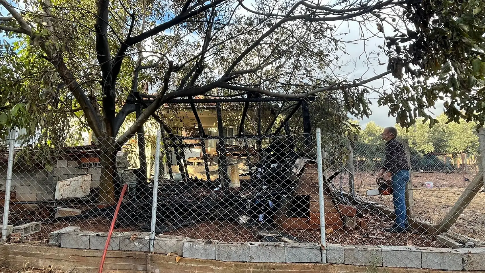 Menteşe'de evin damında çıkan yangın korkuttu