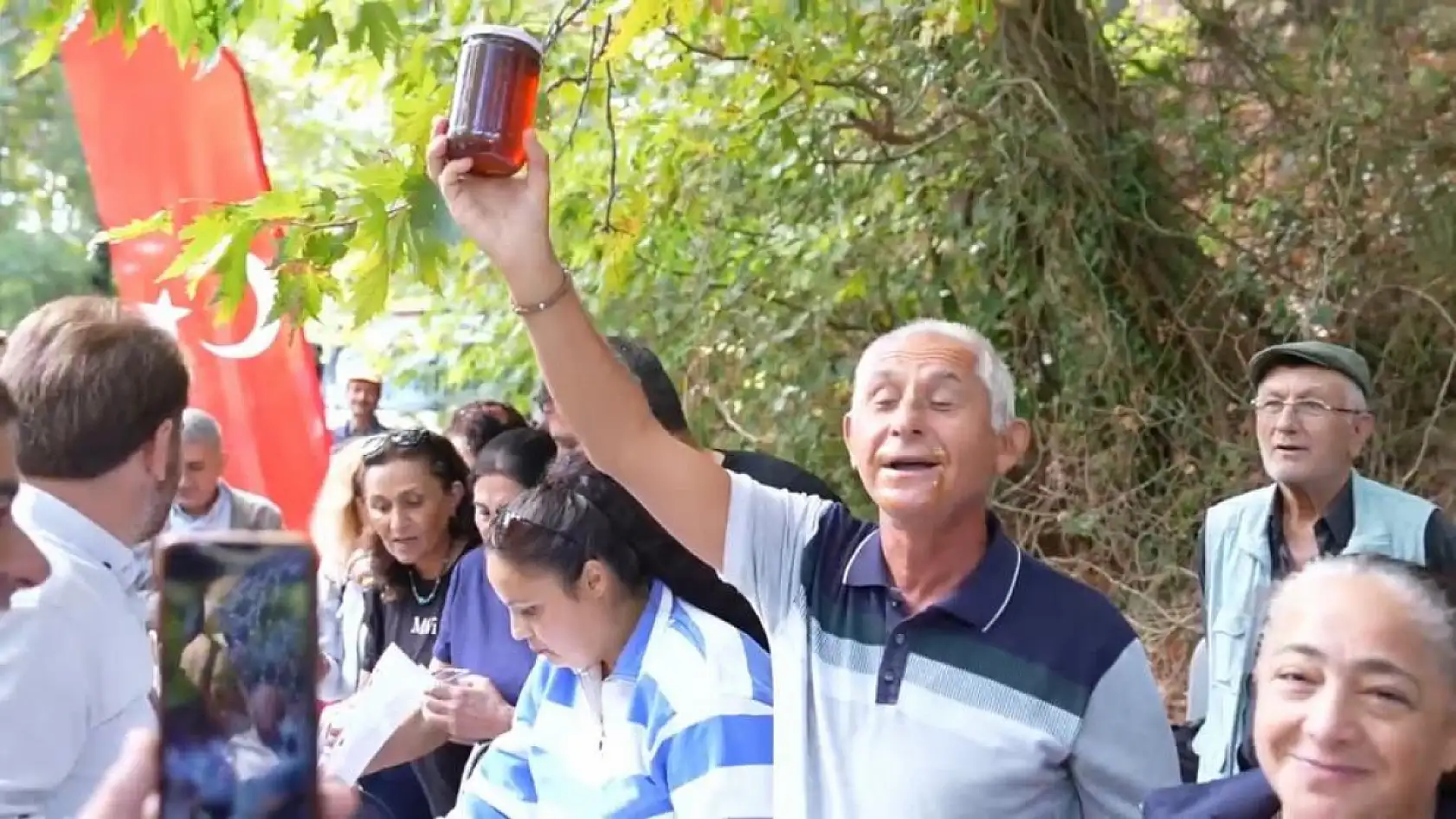 2 dakikada 1 kilogram bal yedi, izleyenler hayret etti