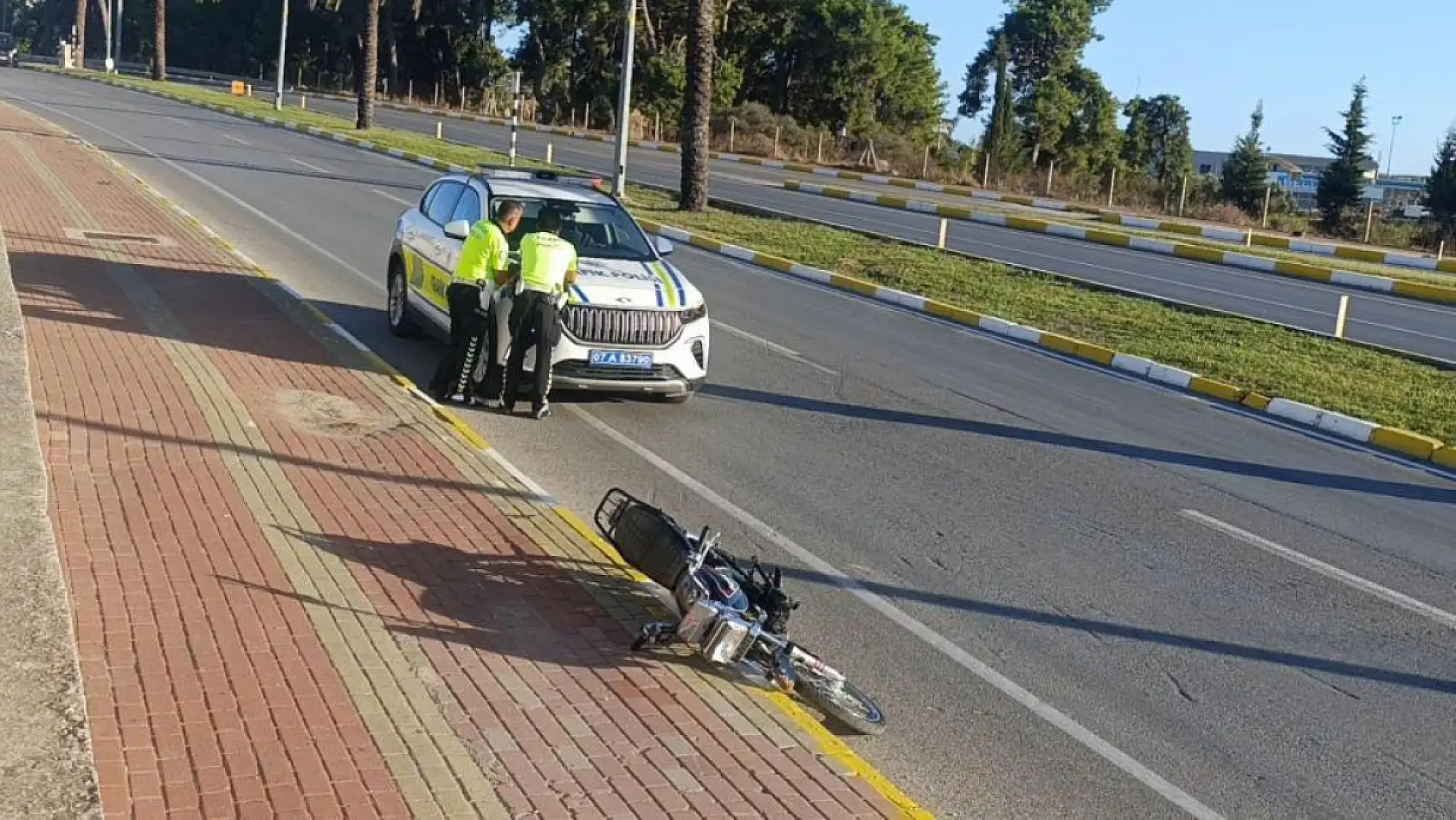 Polisin gözleri önünde ön kaldırdı, 200 metre sonra kaza yaptı