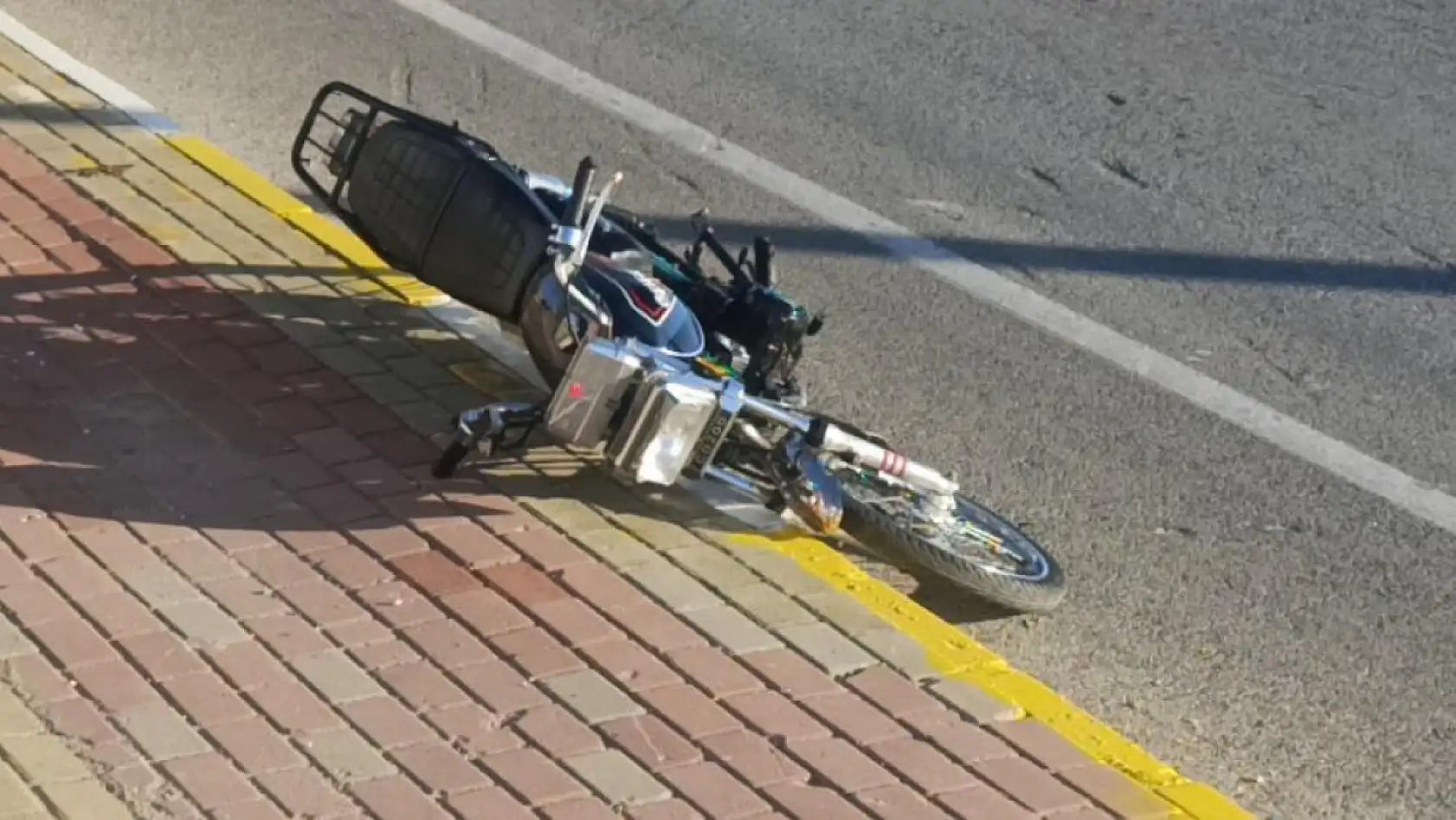 Polisin gözleri önünde ön kaldırdı, 200 metre sonra kaza yaptı