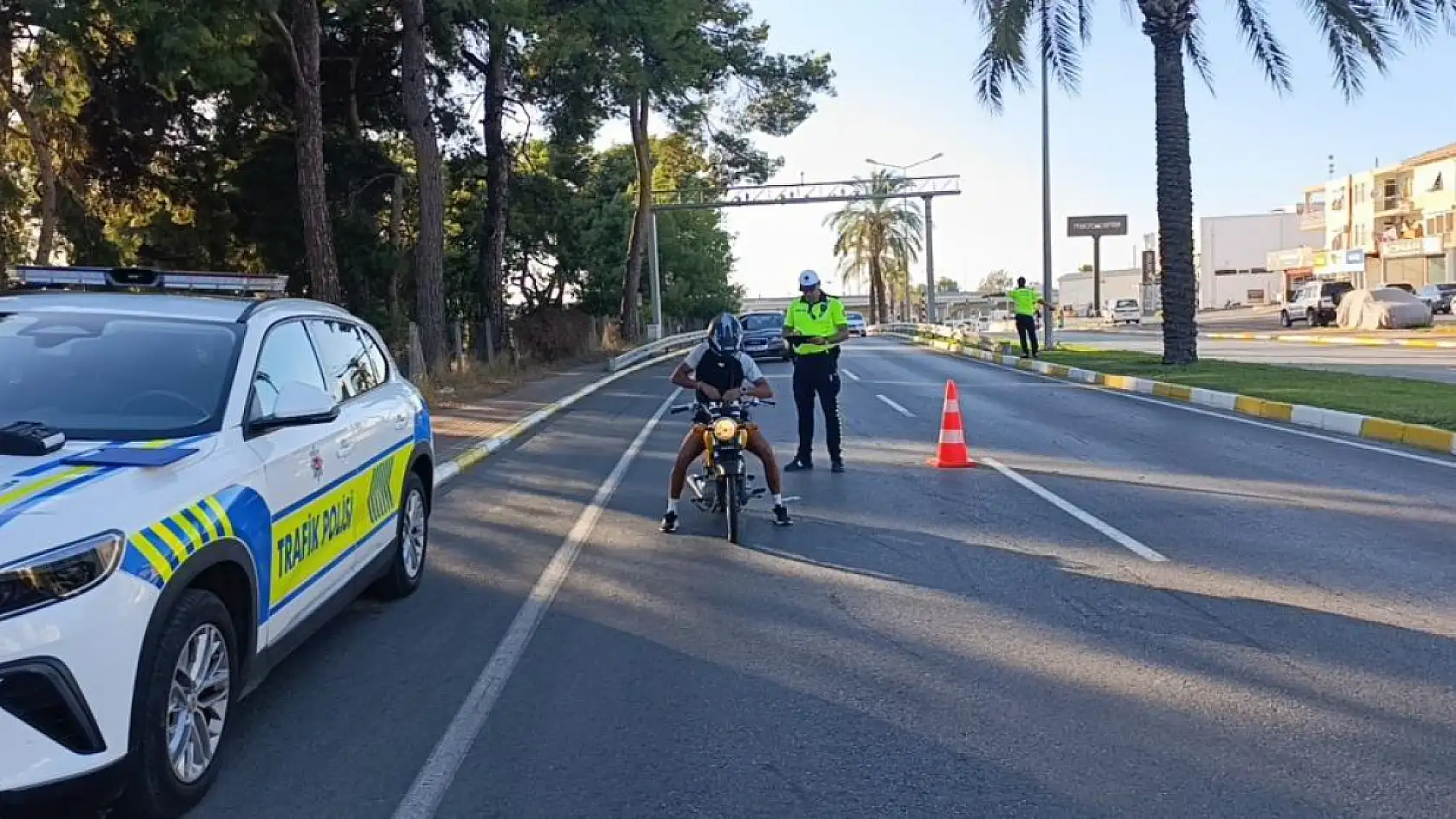 Polisin gözleri önünde ön kaldırdı, 200 metre sonra kaza yaptı