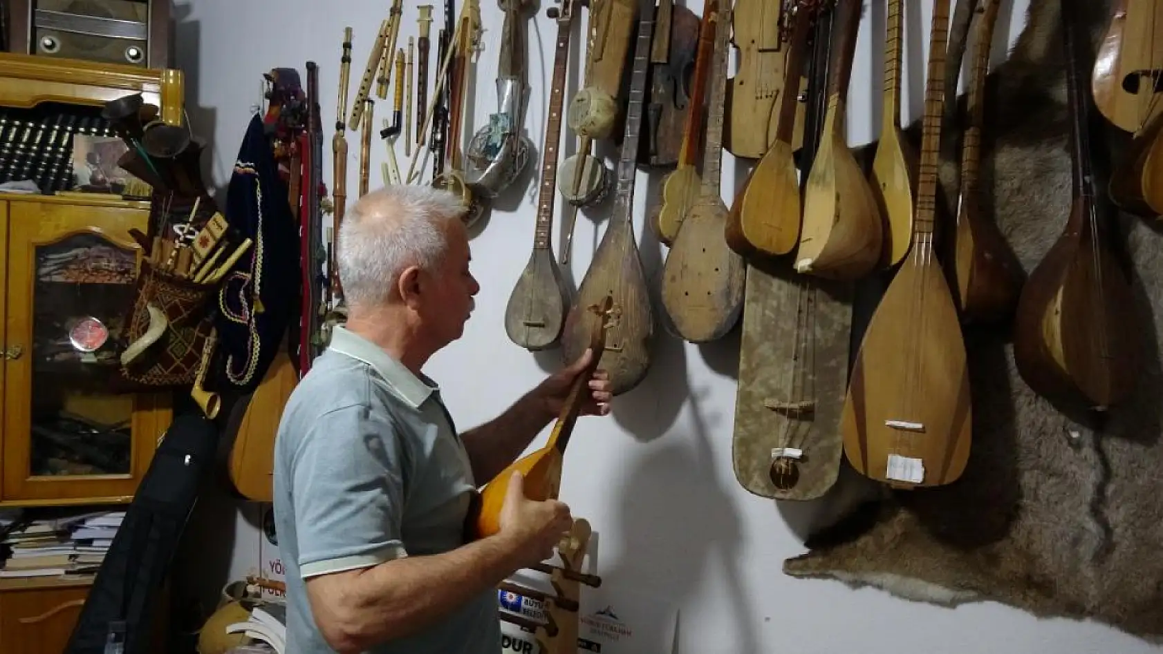 Hayatını kaybeden sanatçıların sazlarını toplayarak müze oluşturuyor