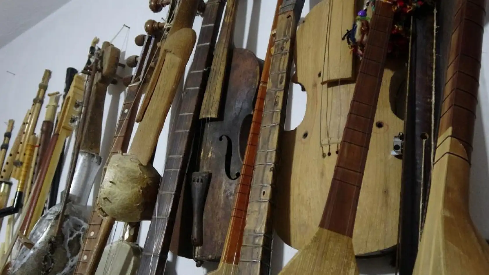 Hayatını kaybeden sanatçıların sazlarını toplayarak müze oluşturuyor