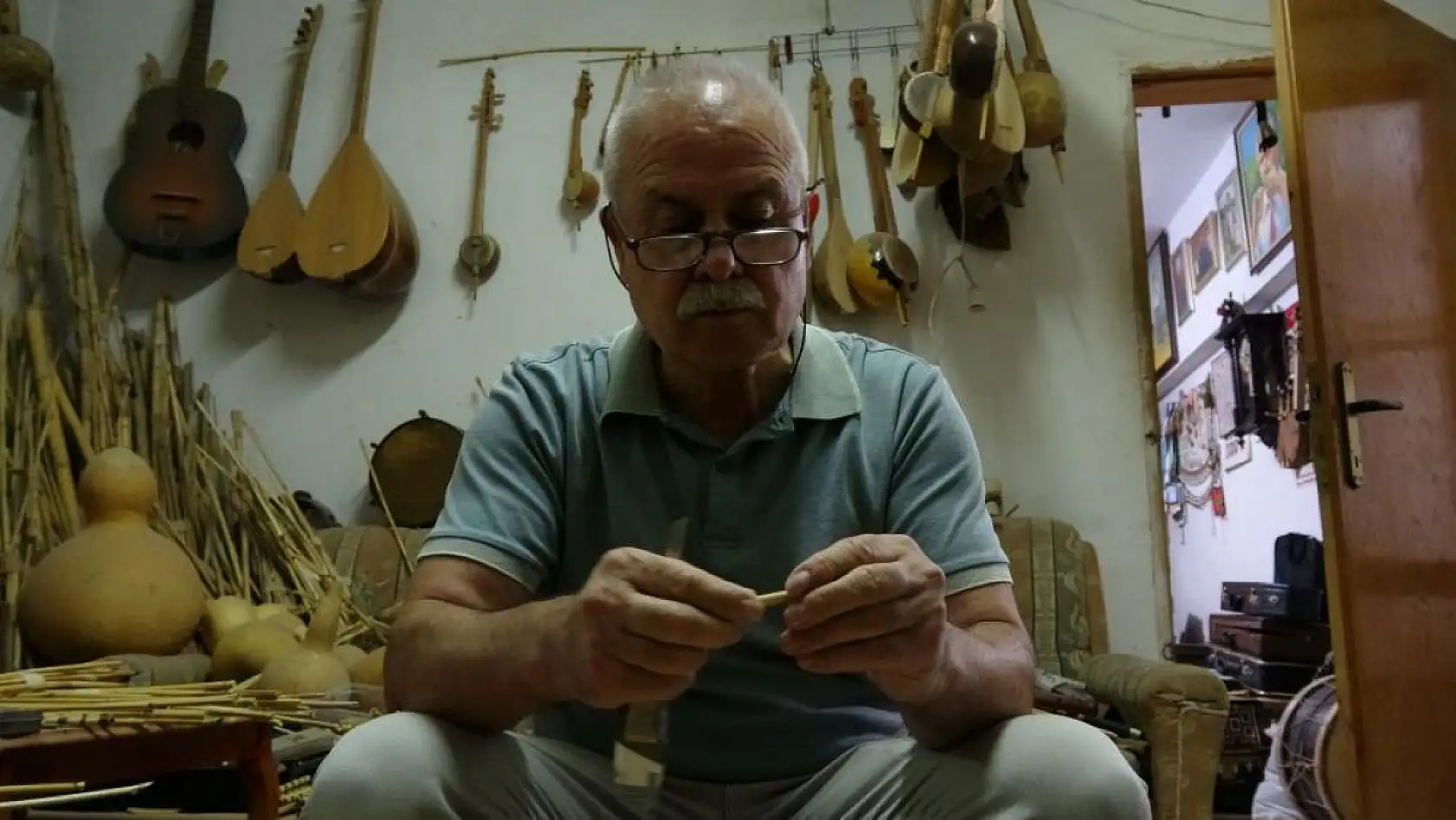 Hayatını kaybeden sanatçıların sazlarını toplayarak müze oluşturuyor