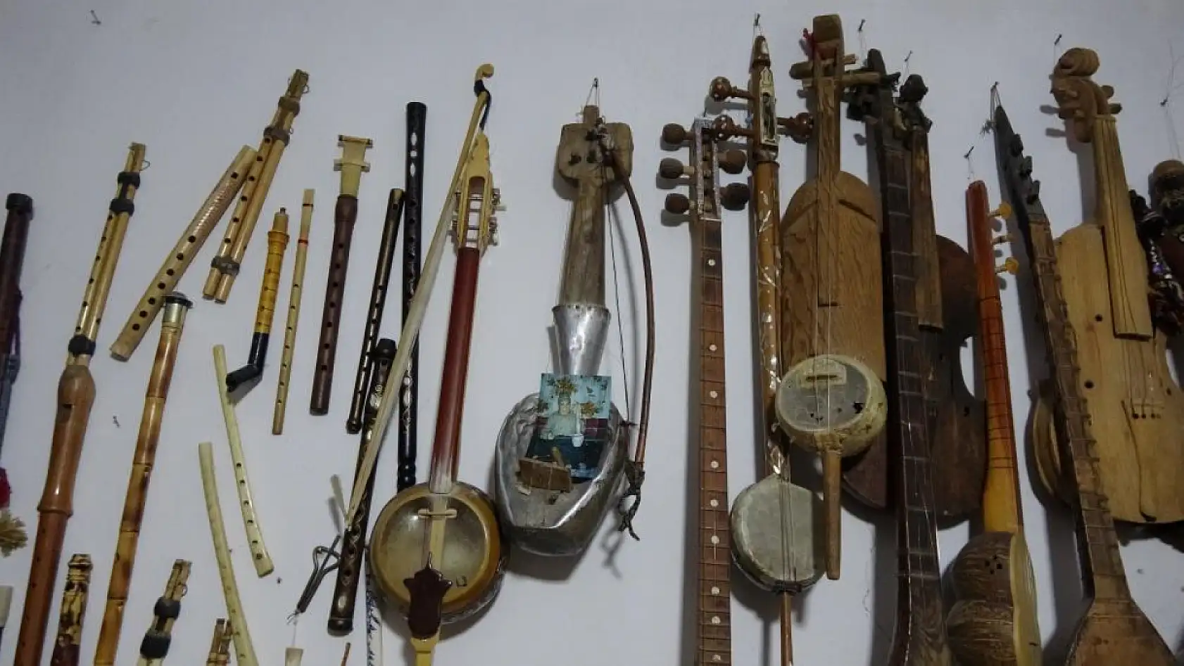 Hayatını kaybeden sanatçıların sazlarını toplayarak müze oluşturuyor