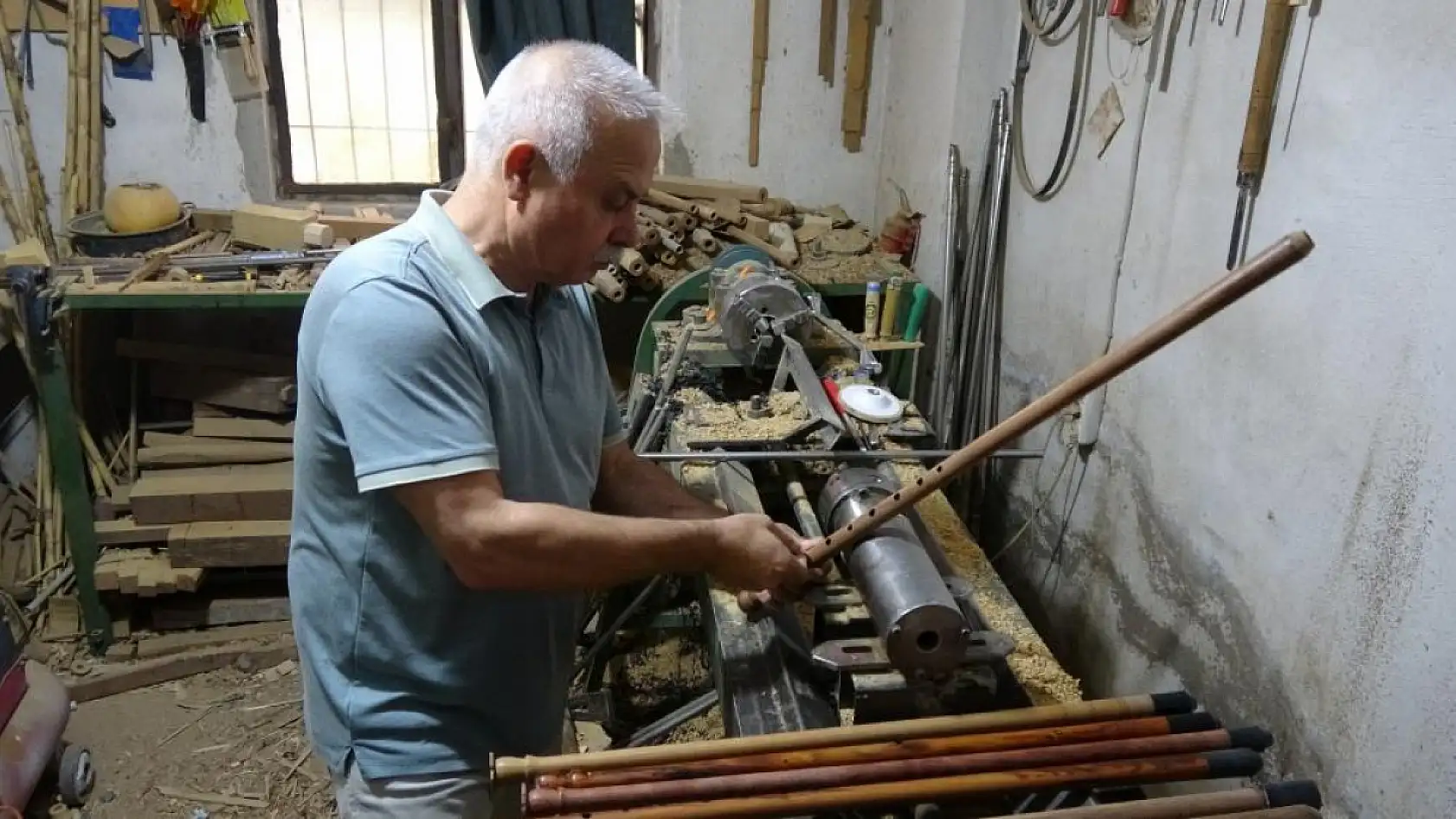 Hayatını kaybeden sanatçıların sazlarını toplayarak müze oluşturuyor