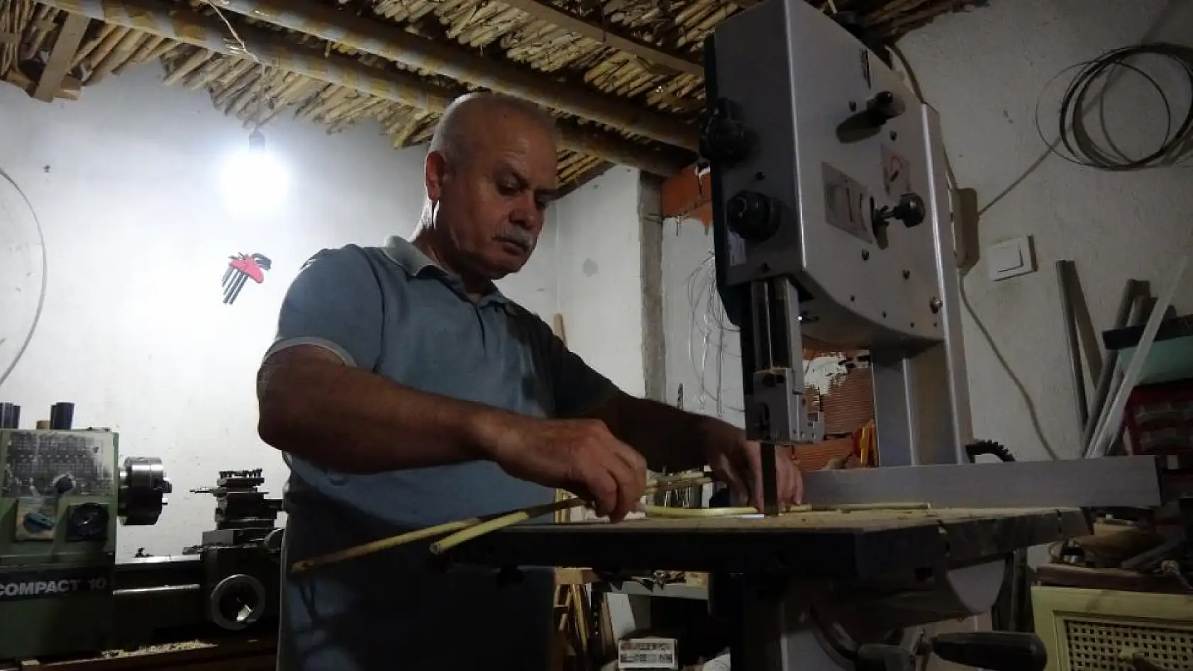 Hayatını kaybeden sanatçıların sazlarını toplayarak müze oluşturuyor