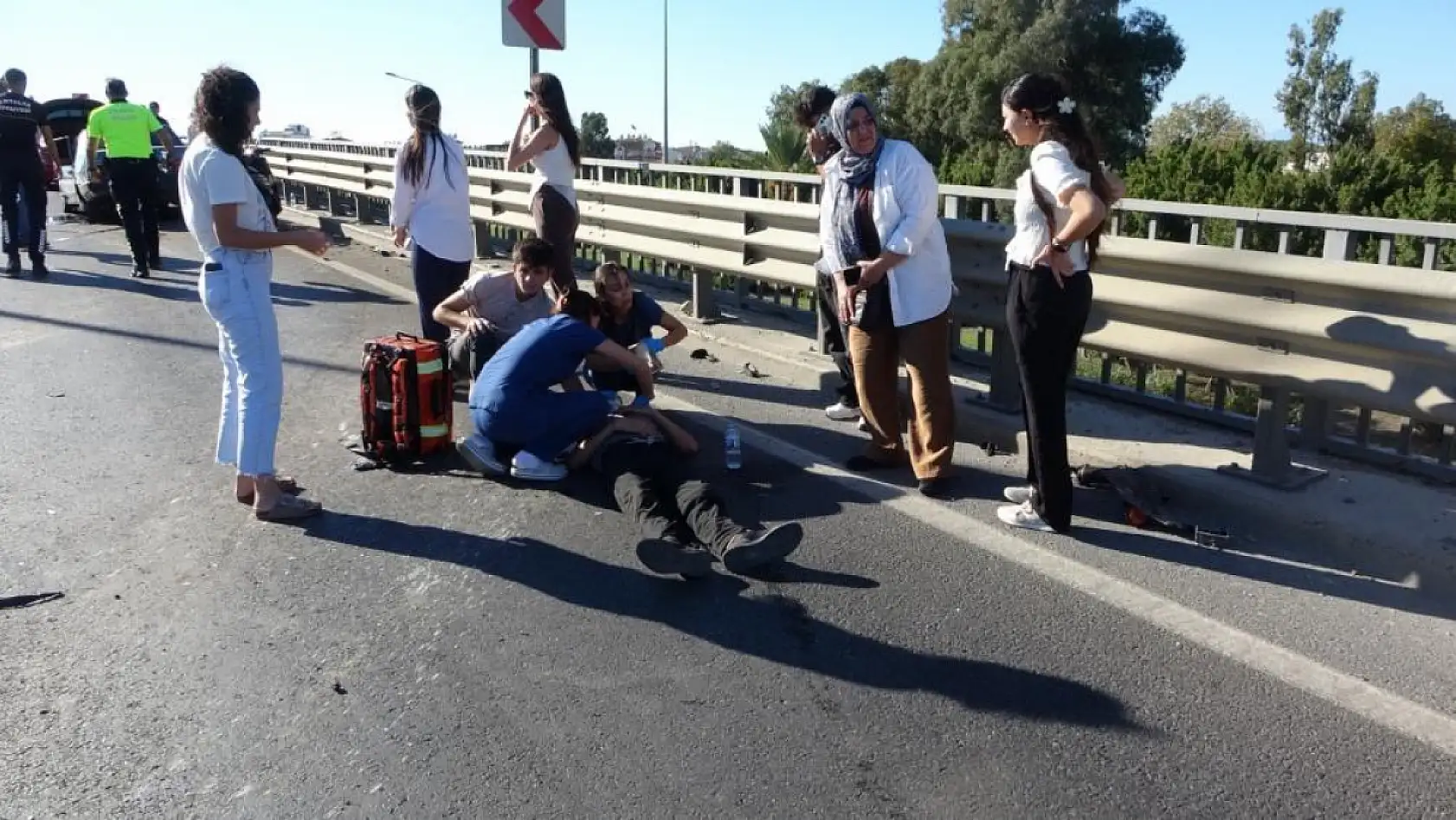 Bariyerlere çarpan Tofaş hurdaya döndü, etrafa saçılan parçaları başka sürücüyü de yaraladı