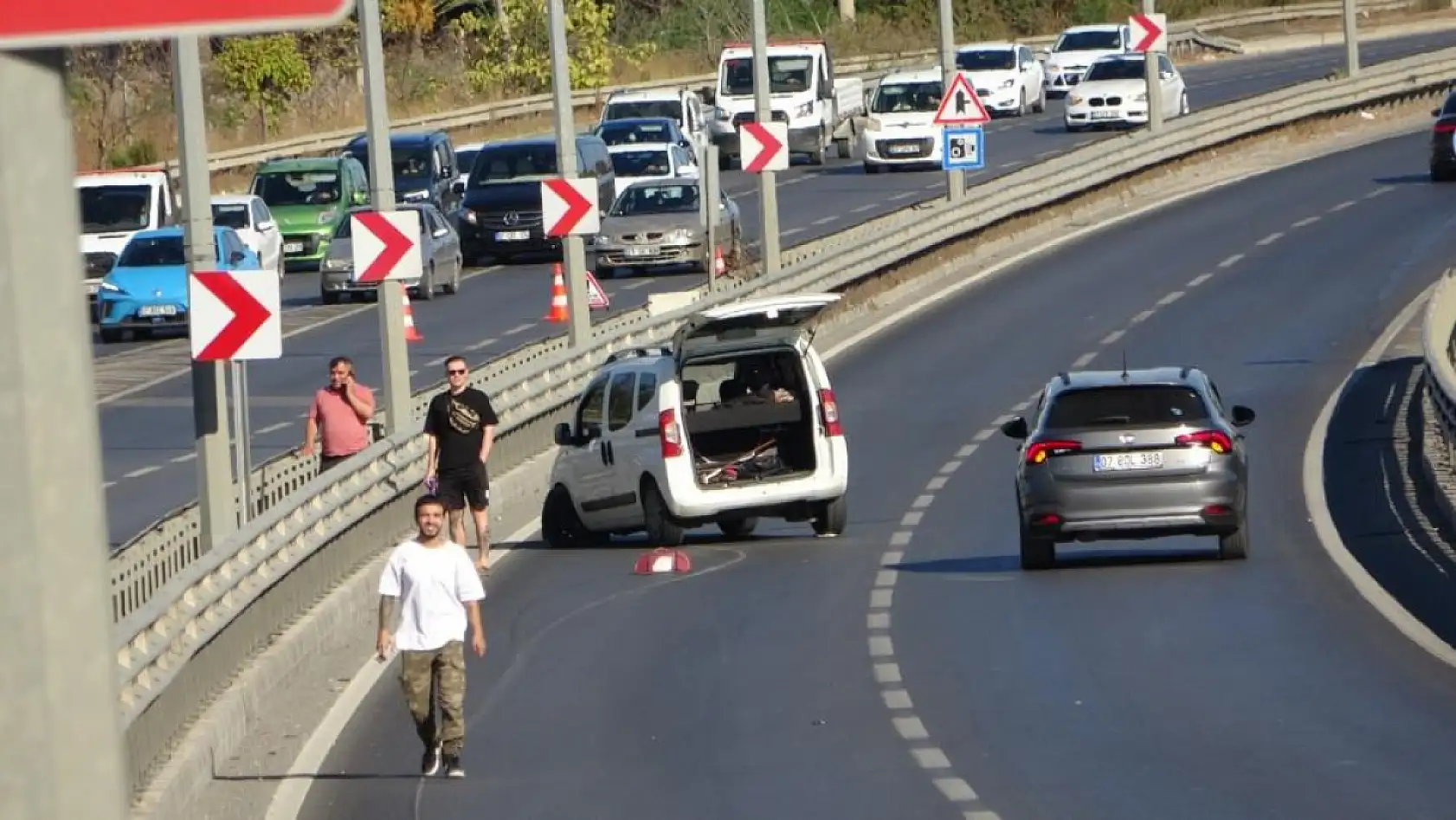 Bariyerlere çarpan Tofaş hurdaya döndü, etrafa saçılan parçaları başka sürücüyü de yaraladı