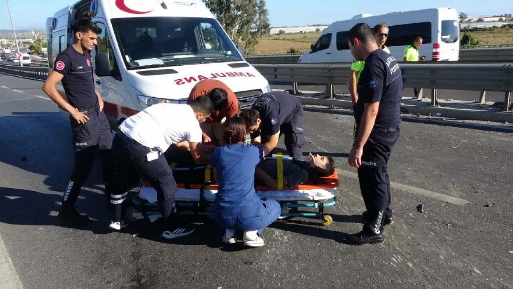 Bariyerlere çarpan Tofaş hurdaya döndü, etrafa saçılan parçaları başka sürücüyü de yaraladı