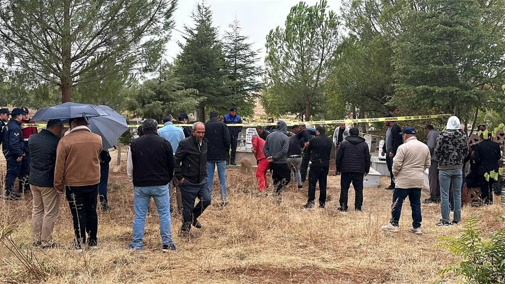 İki cenaze karıştı: Yanlış defin sonrası mezar açıldı
