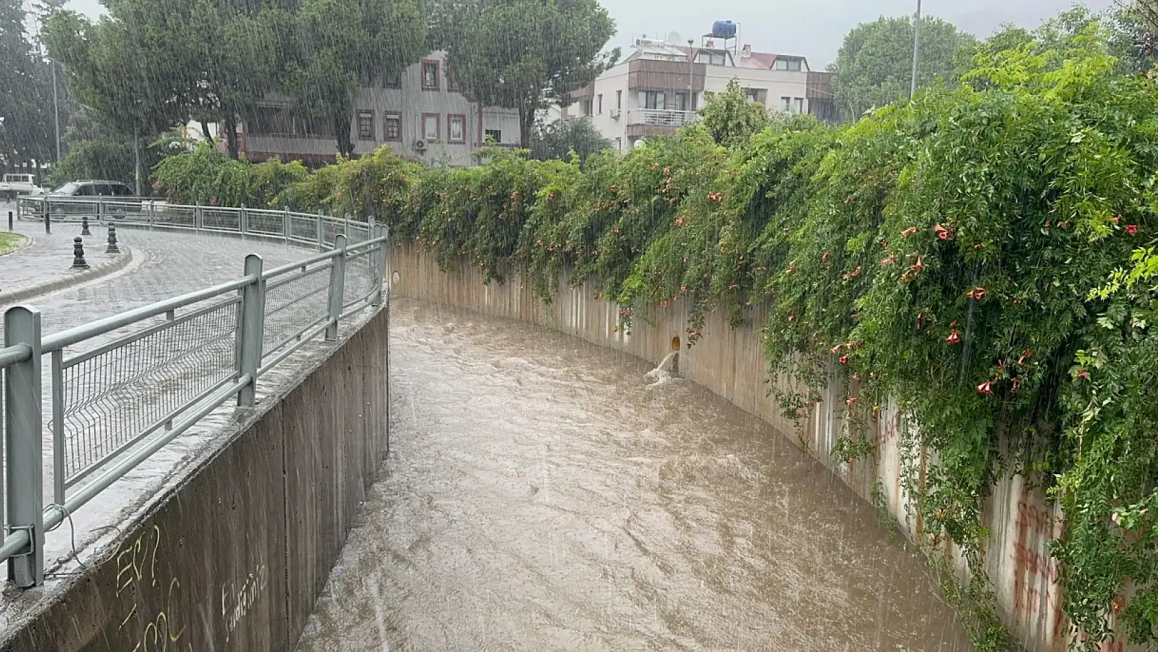Marmaris'te sağanak yağış hayatı olumsuz etkiledi