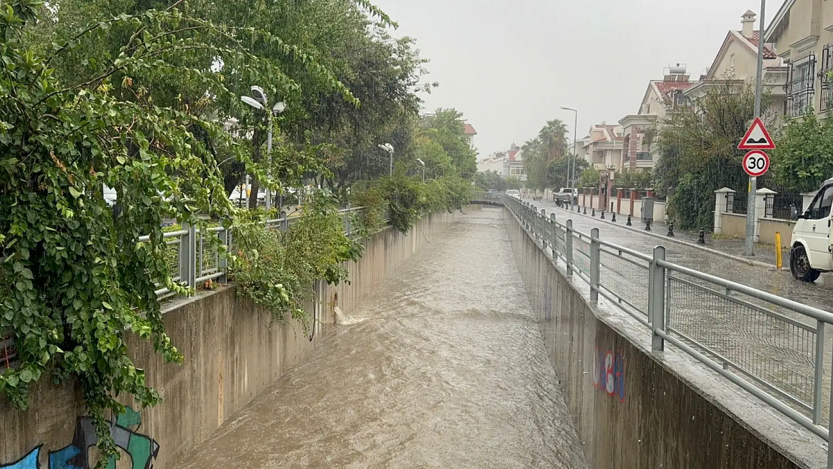 Marmaris'te sağanak yağış hayatı olumsuz etkiledi