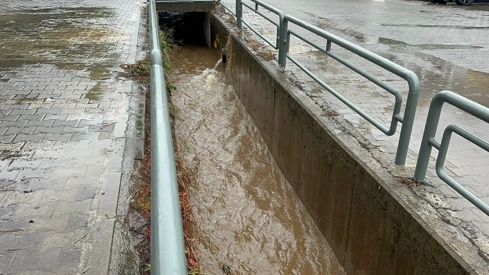 Marmaris'te sağanak yağış hayatı olumsuz etkiledi