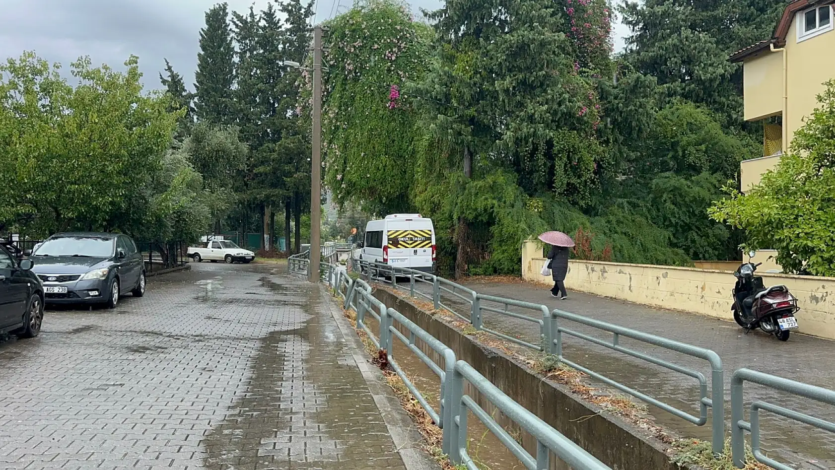 Marmaris'te sağanak yağış hayatı olumsuz etkiledi