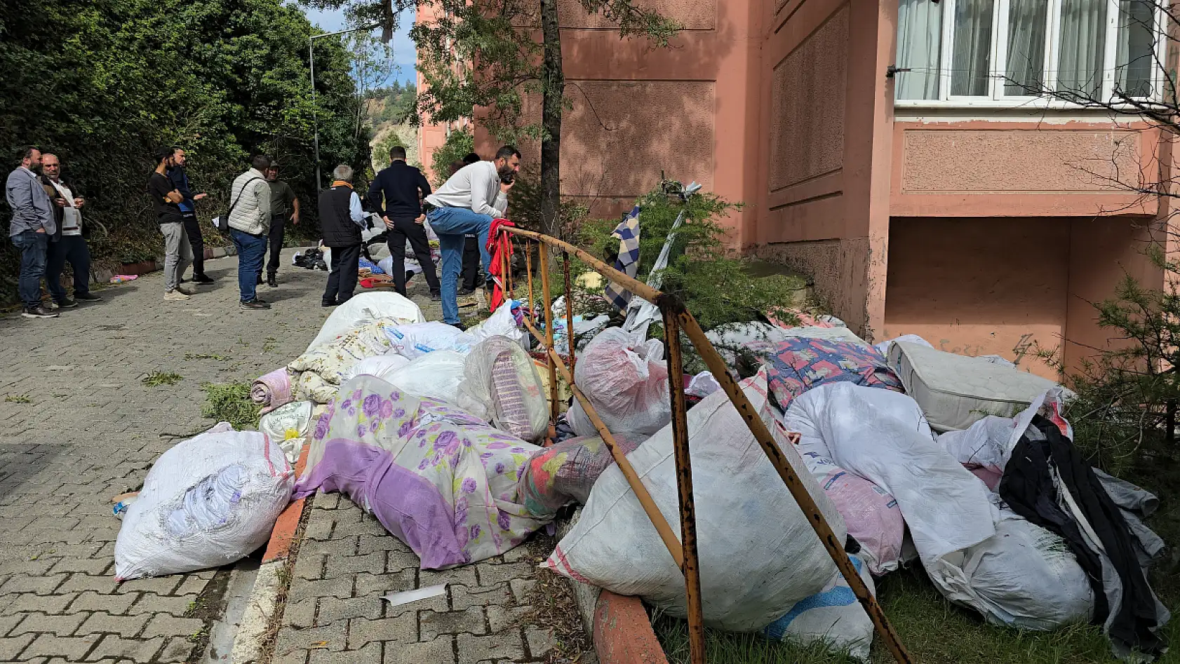 Evden bir kamyon çöp çıktı