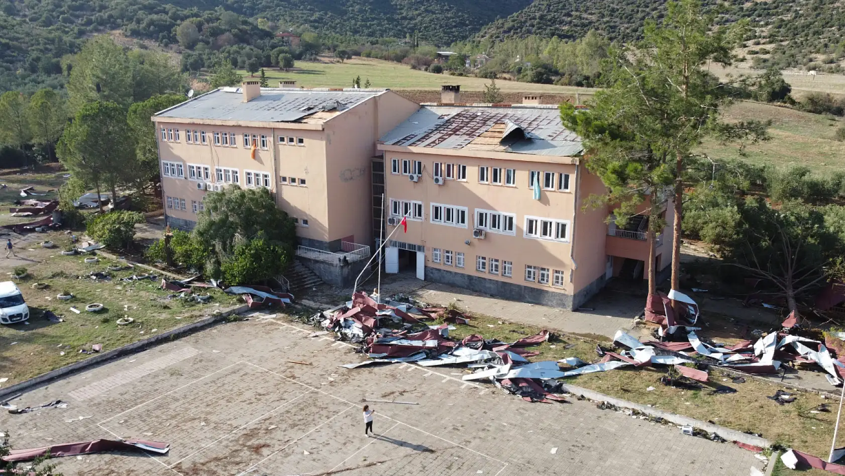 Hortum öğrenciler içerideyken okulu vurdu, çatıyı uçurdu, ağaçları devirdi