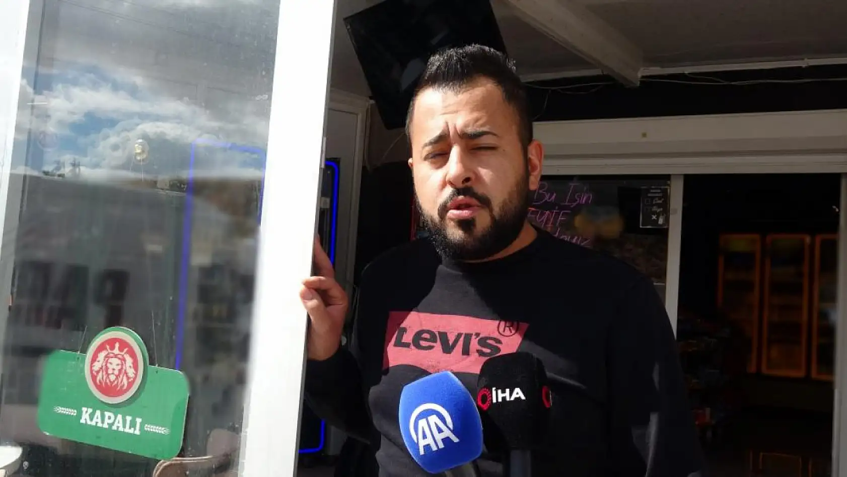 Camını kırıp girdiği markette çilingir sofrasını kurup 1 saat alem yaptı