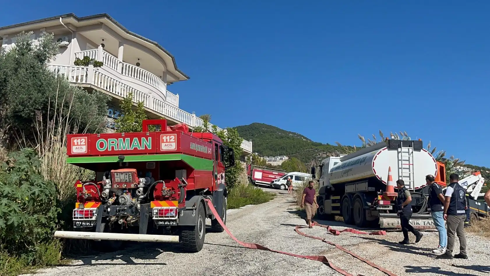 Alanya'da yerleşim alanlarını tehdit eden yangın korkuttu