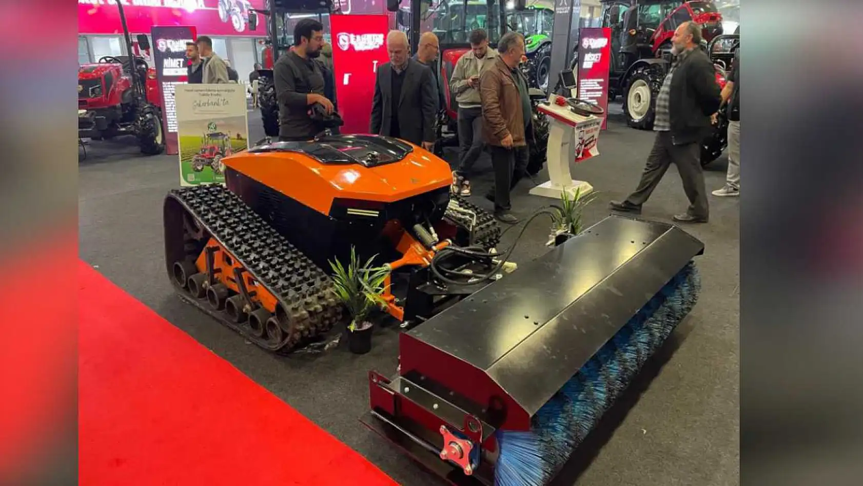Tarlada traktör savaşta silah
