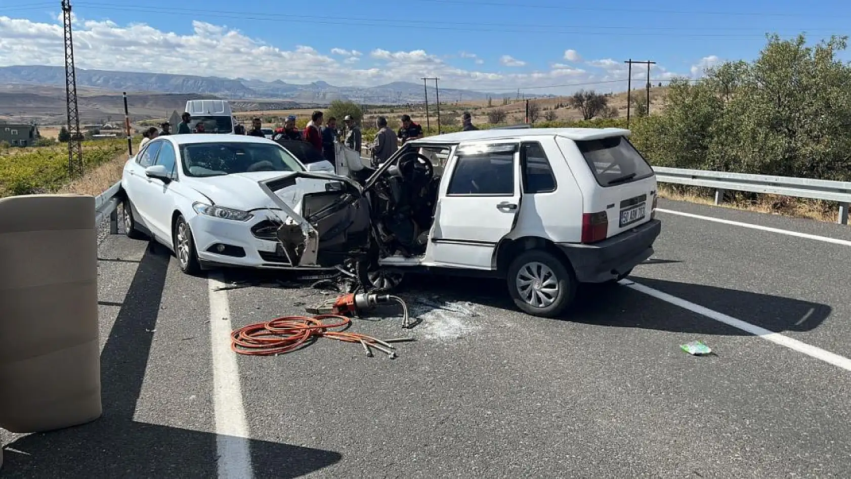 Otomobiller kafa kafaya çarpıştı: 1'i ağır, 4 yaralı