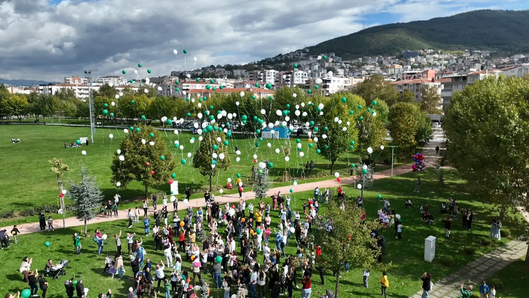Minik Çağan için gerekli para toplandı, binlerce taraftar yeşil beyaz balon uçurdu