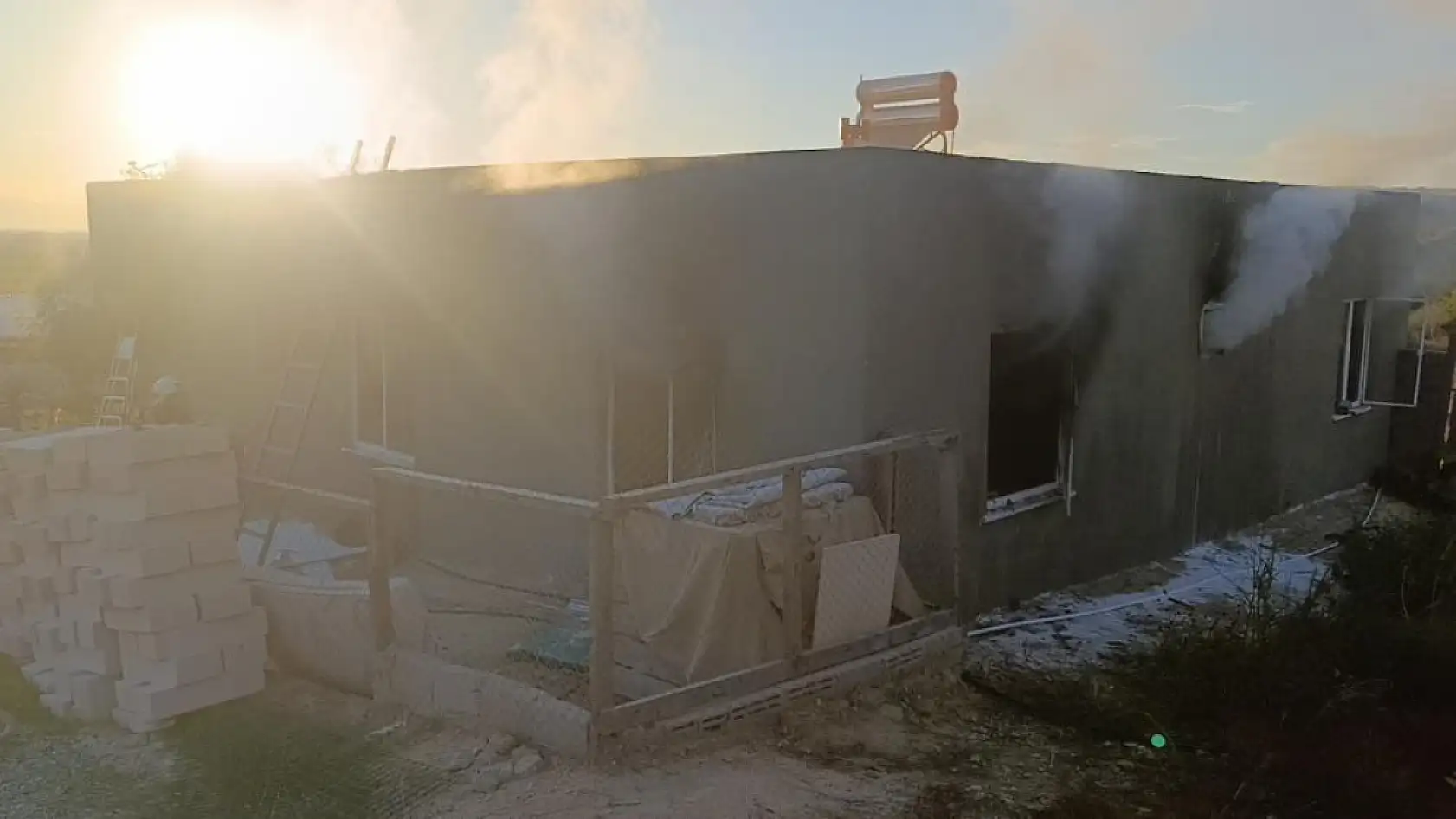 Yangında ev küle döndü, tek teselli kurtarılan muhabbet kuşları oldu