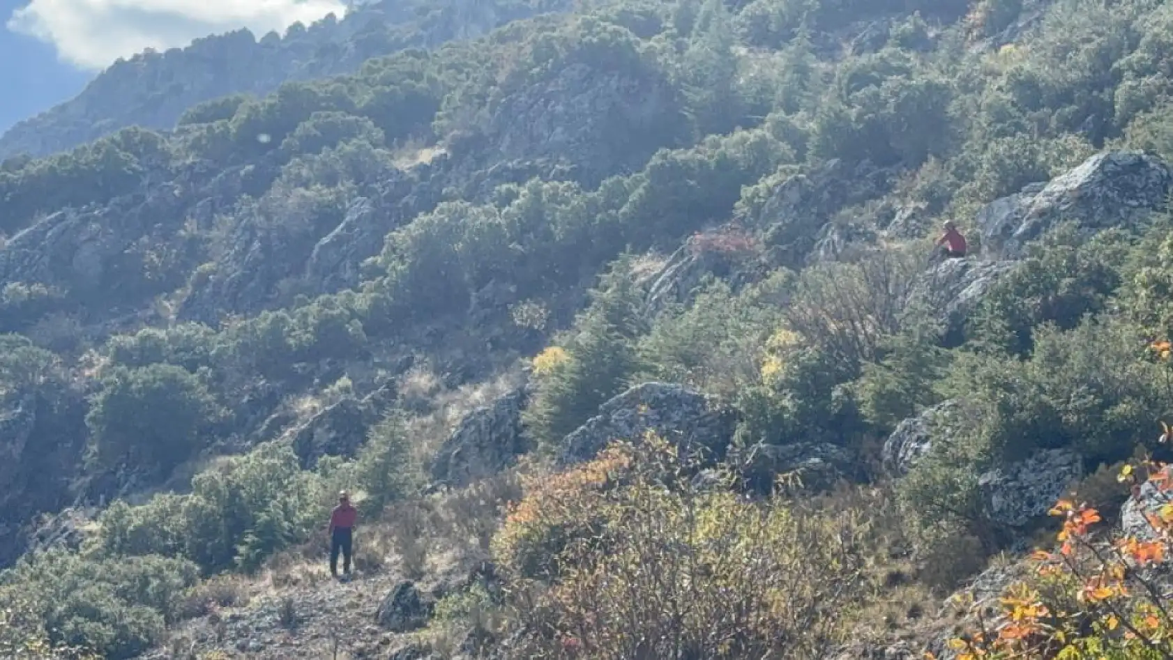 Bin 400 rakımlı dağın zirvesinde 3 gün mahsur kalan yaşlı adam: 'Askerliğimi komando olarak yaptığım için dayanabildim'