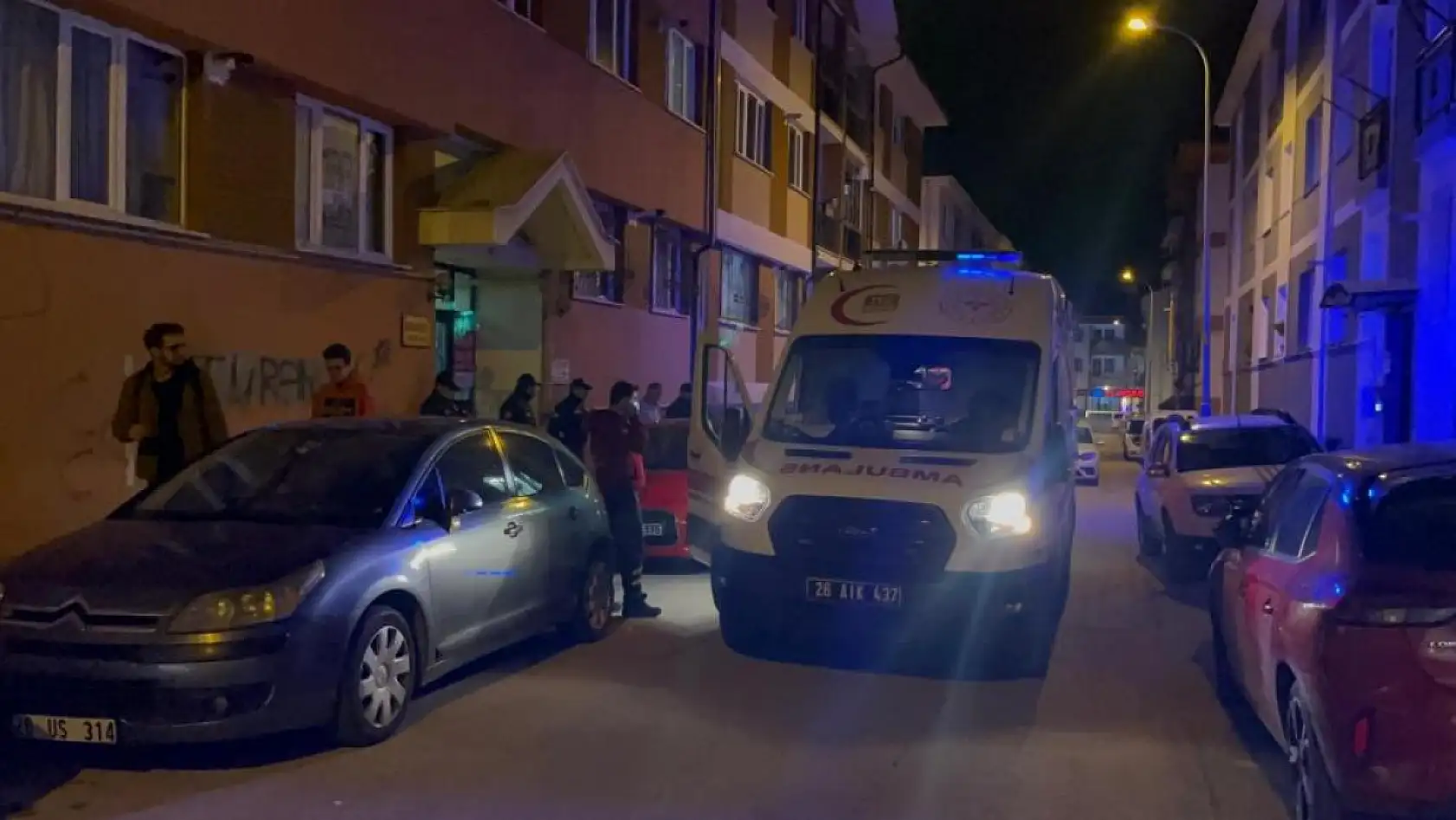 Kötü koku ihbarı üzerine gelen ekipler, yaşlı adamı evinde ölü buldu