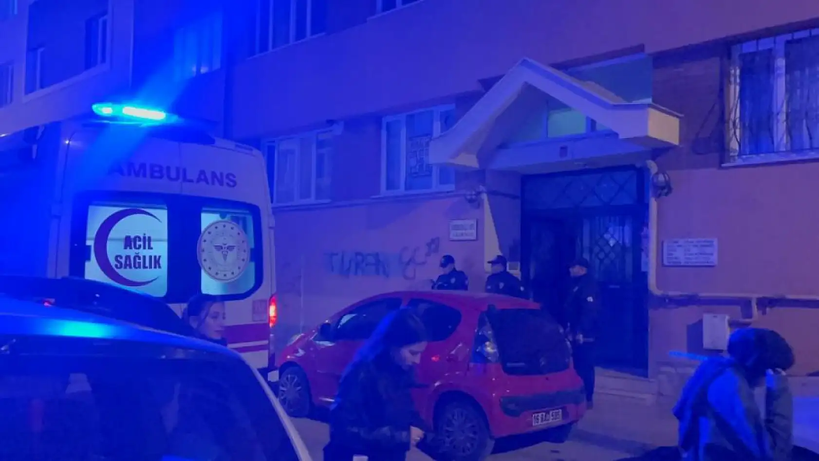 Kötü koku ihbarı üzerine gelen ekipler, yaşlı adamı evinde ölü buldu