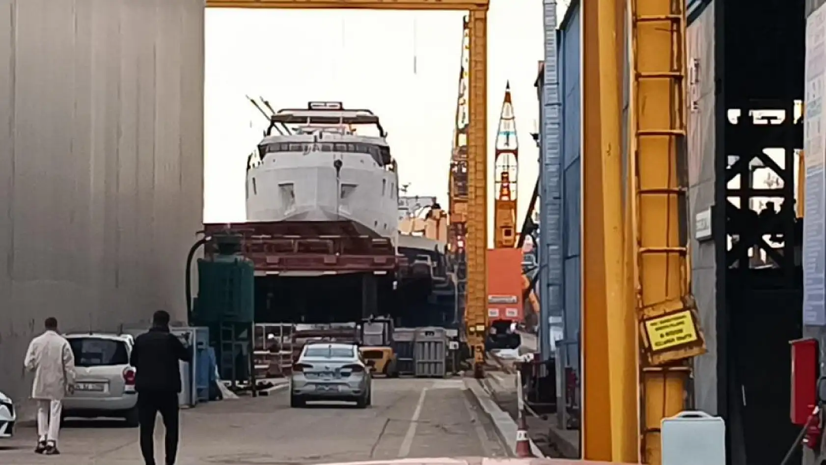 İstanbul Tuzla'da Gemi Tadilatı Sırasında Patlama: 1 Ölü, 4 Yaralı