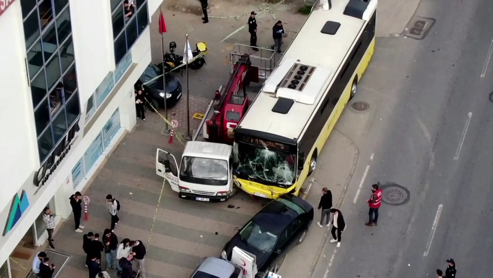İstanbul'da otobüs durağa daldı: 1 ölü, 4 yaralı