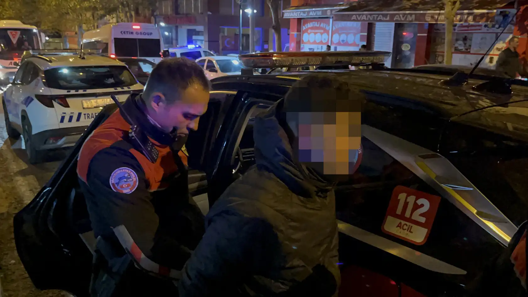 Bıçaklı yaralama olayına karışan motosikletli şüpheliler polisten kaçarken kaza yaptı: 3 yaralı