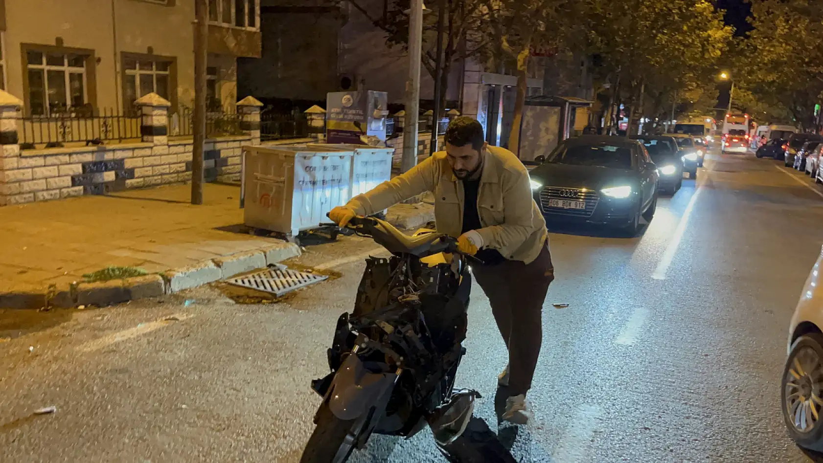 Bıçaklı yaralama olayına karışan motosikletli şüpheliler polisten kaçarken kaza yaptı: 3 yaralı