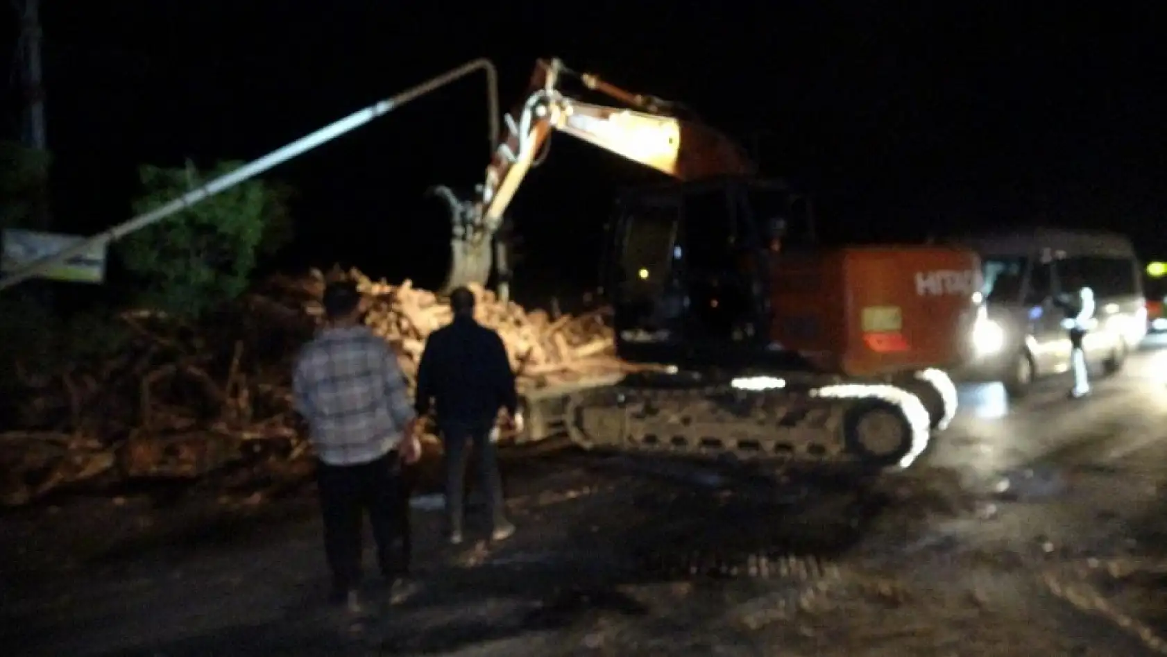 Odun Yüklü Kamyon Kırmızı Işıkta Duran Otomobile Çarptı