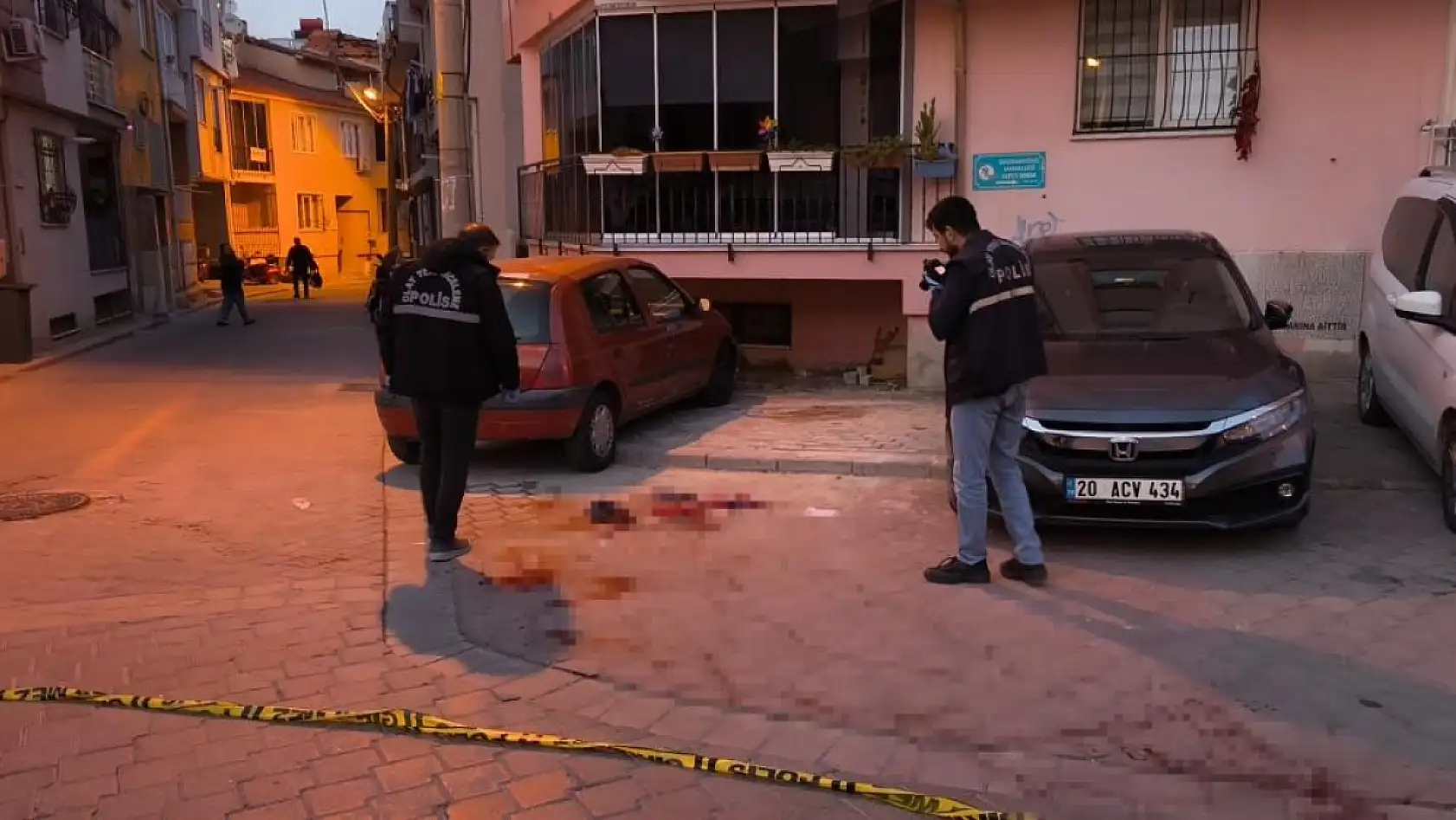 Tartıştığı ağabeyini sokak ortasında bıçaklayıp evine döndü