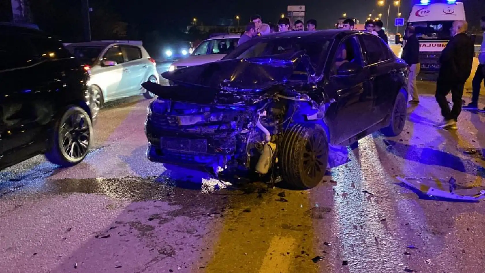 Zincirleme kaza: 5 araç birbirine girdi, 3 kişi yaralandı