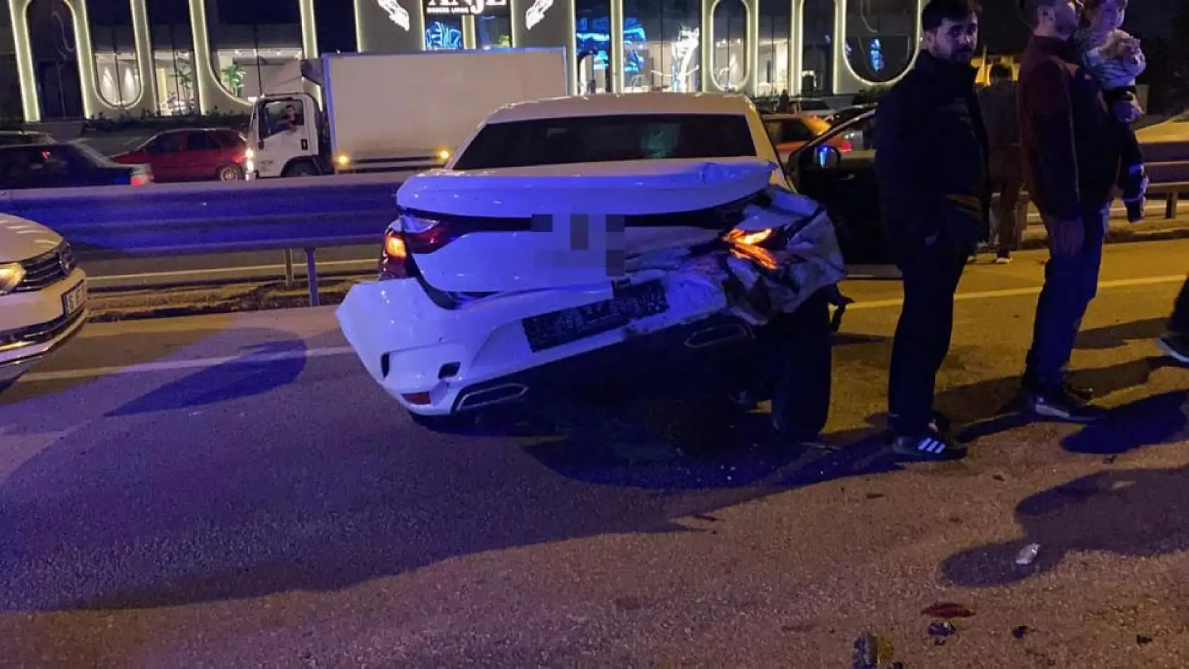 Zincirleme kaza: 5 araç birbirine girdi, 3 kişi yaralandı