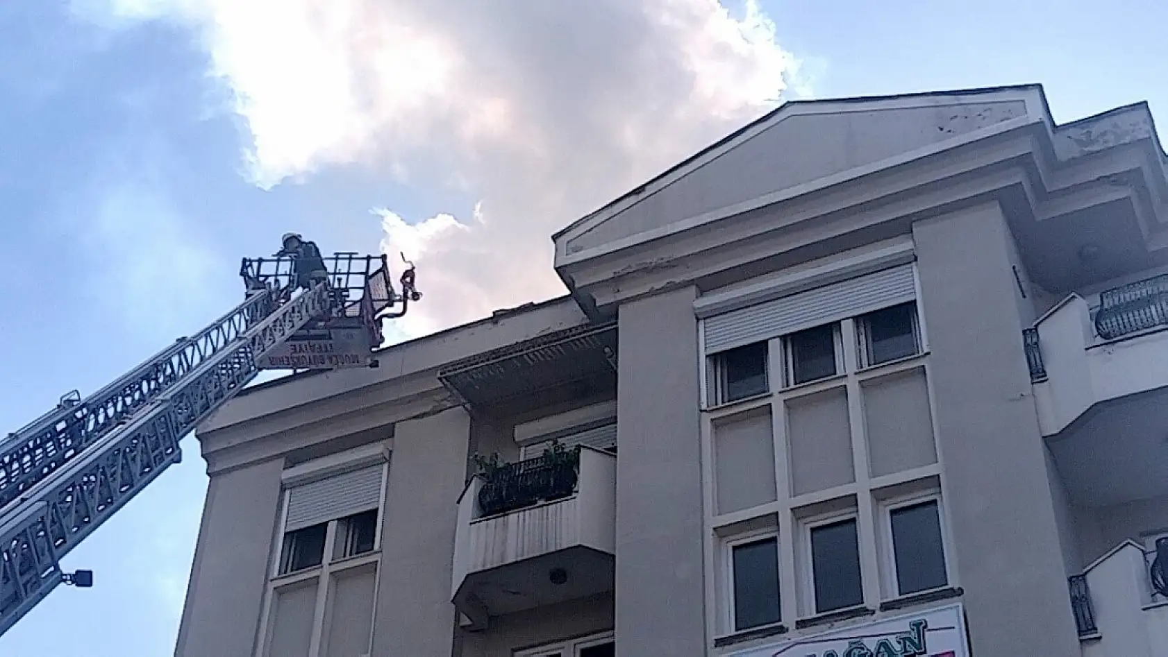 Menteşe'de baca yangını paniğe neden oldu