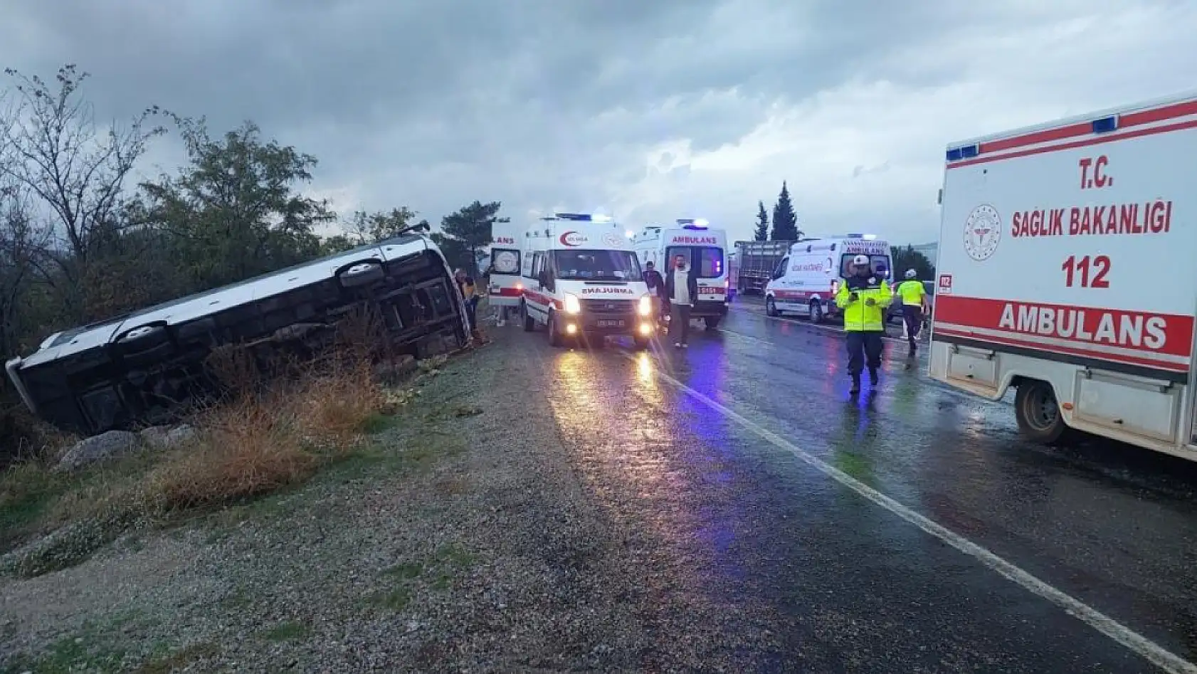 İzmir'den Denizli'ye Giden Tur Midibüsü Şarampole Yuvarlandı: 2 Ölü, 31 Yaralı