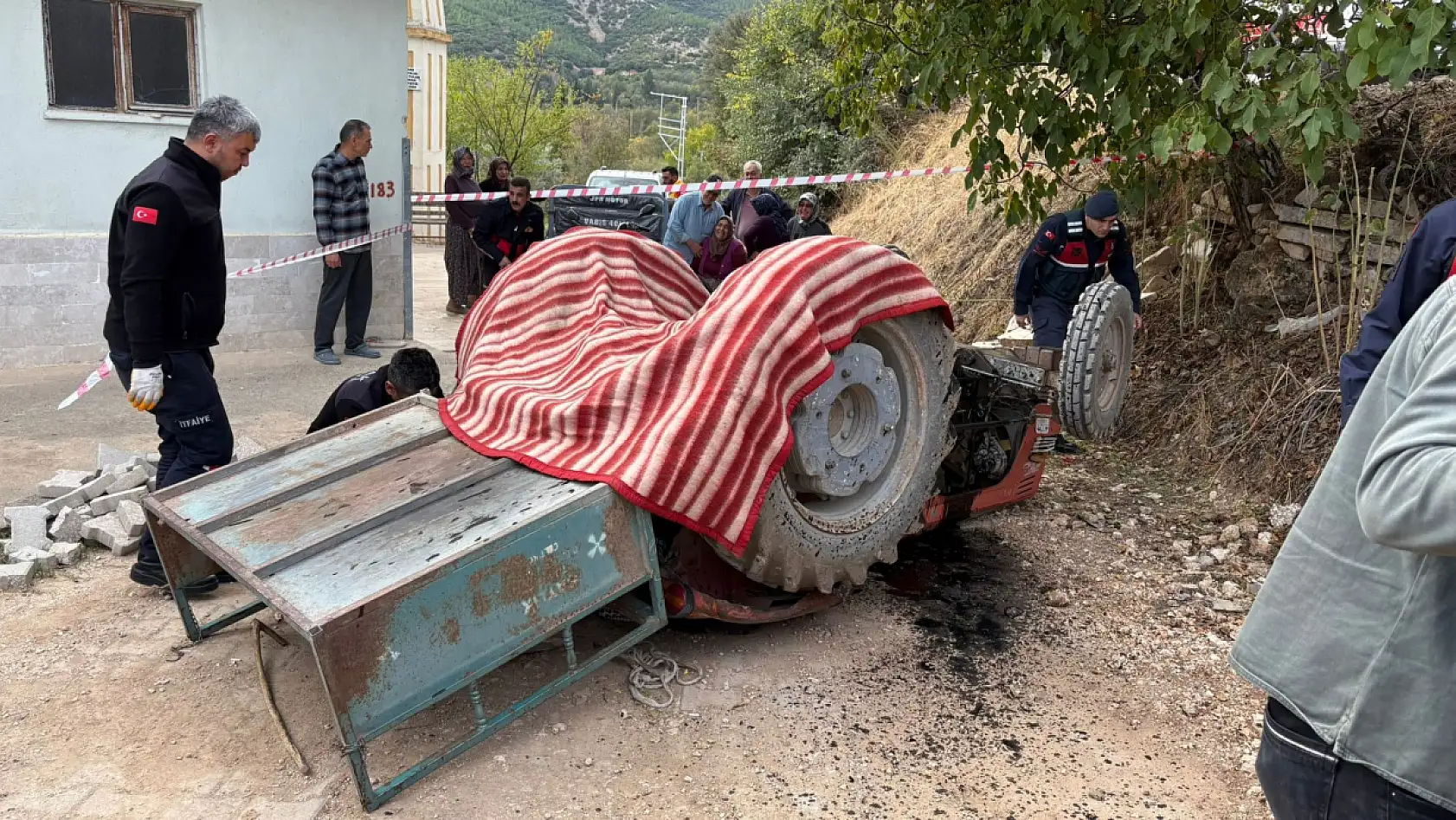 Burdur'da traktör devrildi: 1 ölü