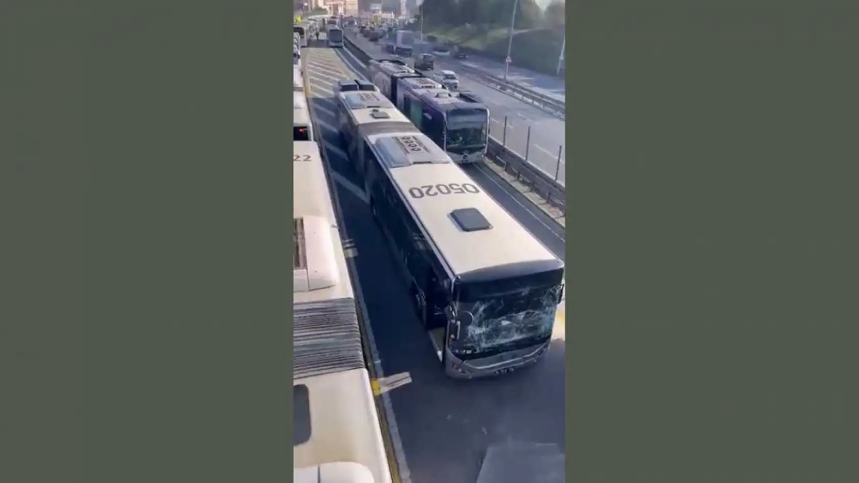 İstanbul'da iki metrobüs çarpıştı: 1 yaralı