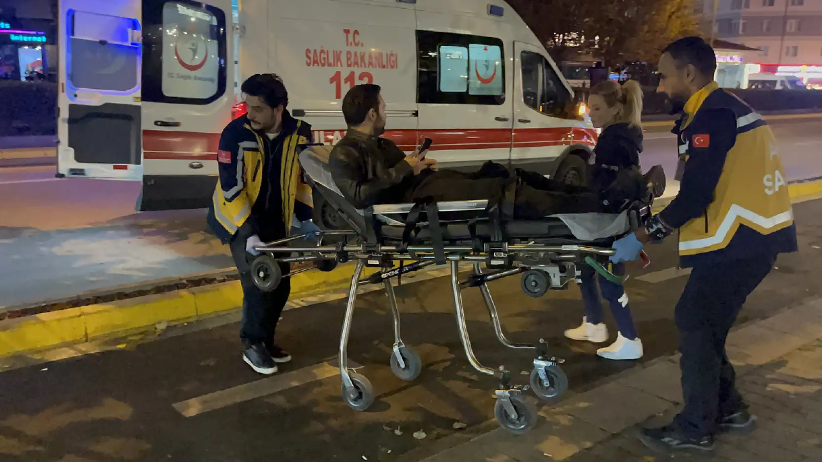 Kafe içinde bıçaklanan şahıs sedye üzerine telefonu elinden bırakmadı