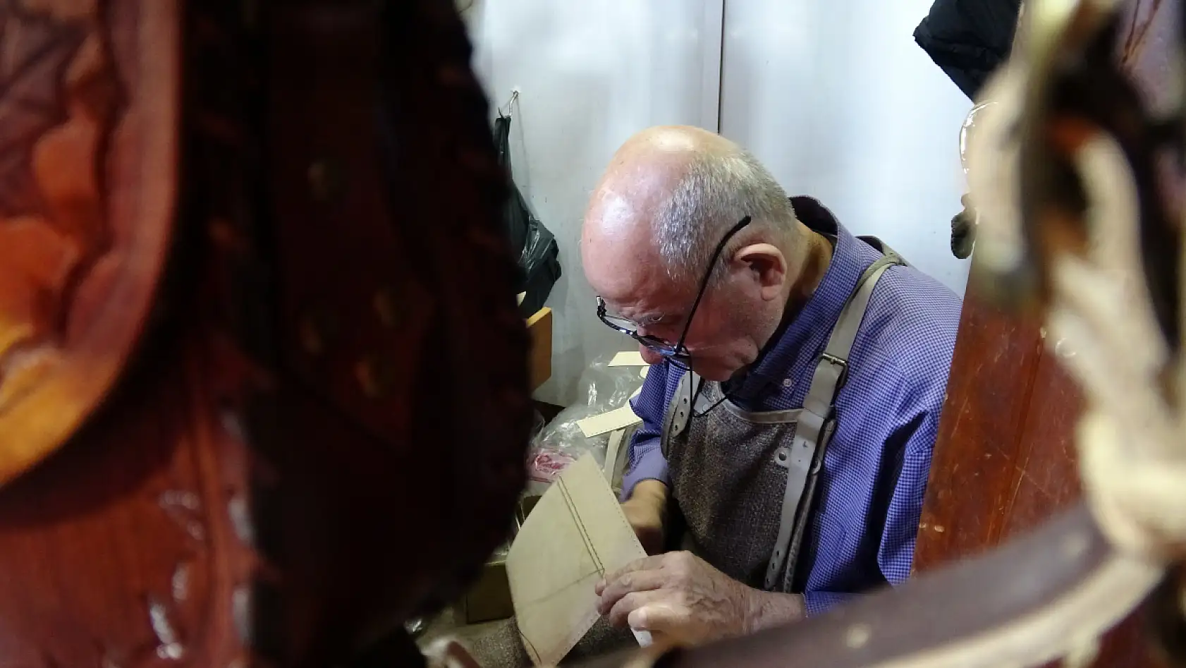 Yaşlı usta, 66 yıldır çanta üretiyor