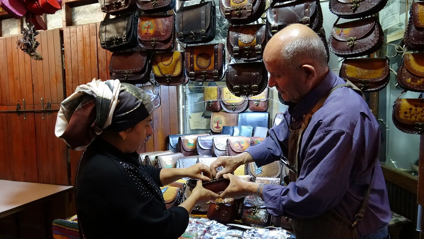 Yaşlı usta, 66 yıldır çanta üretiyor