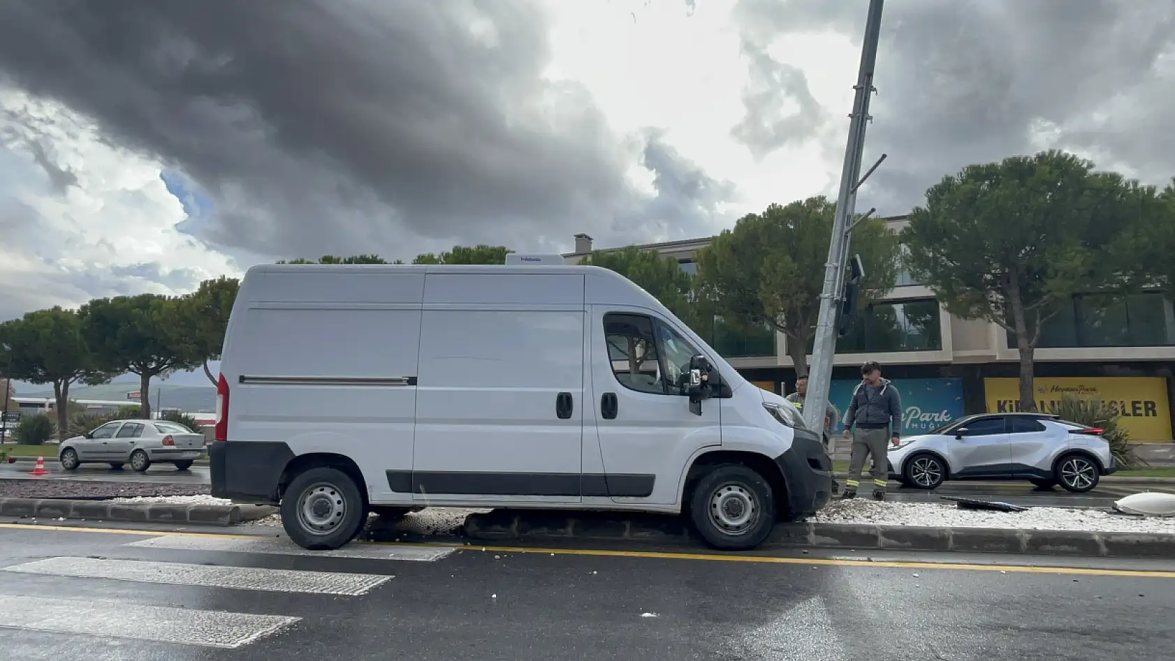 Menteşe'de minibüs direğe çarptı, sürücü yaralandı