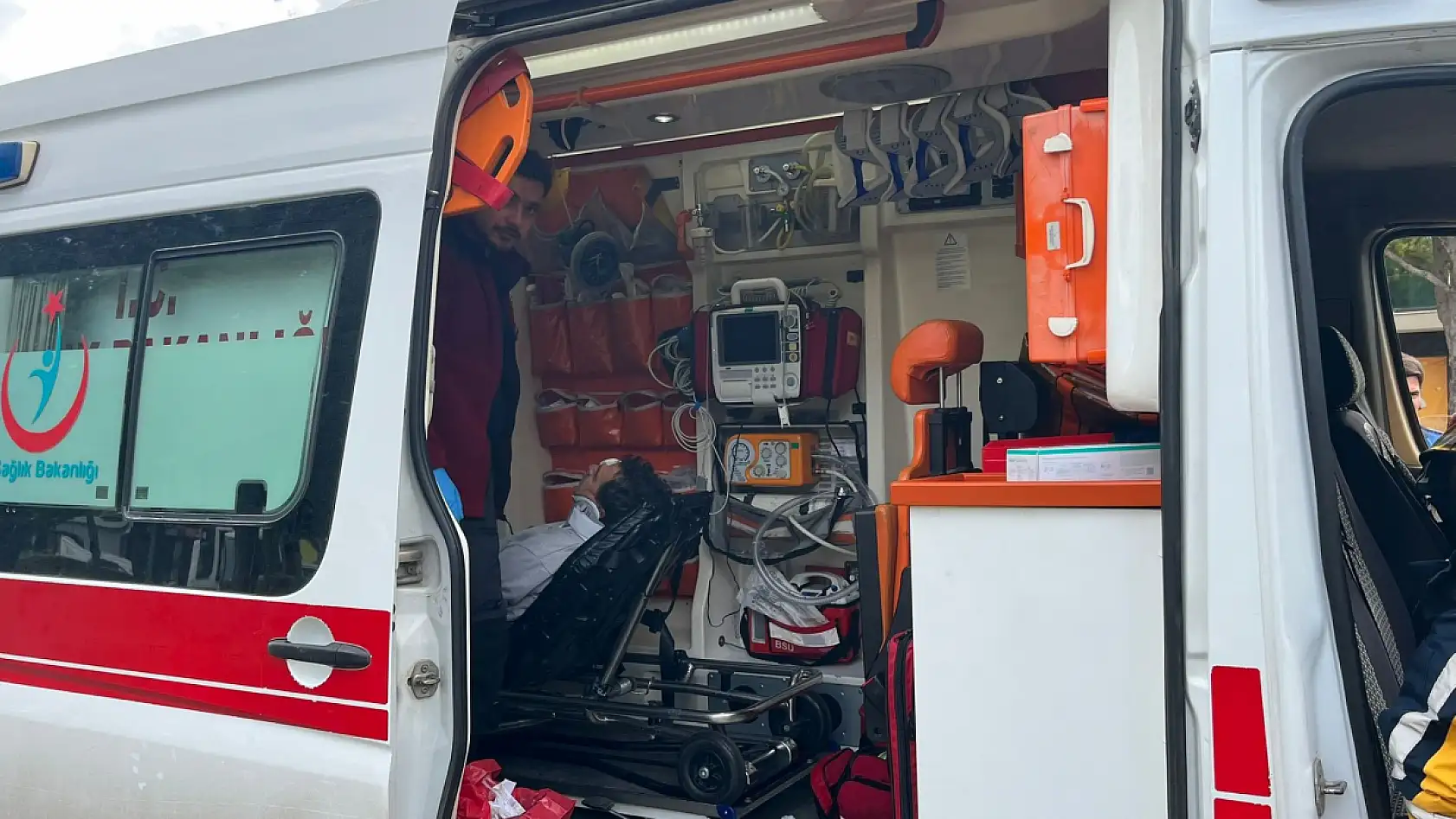 Menteşe'de minibüs direğe çarptı, sürücü yaralandı