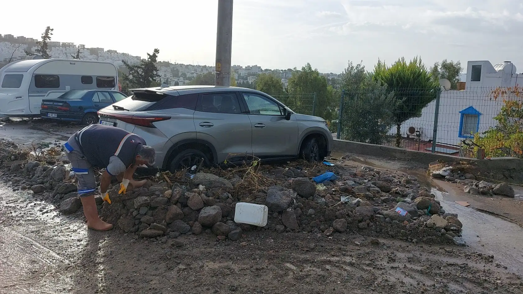 Bodrum'da aynı gün iki manzara: Bir yanda taşkın, diğer yanda deniz keyfi